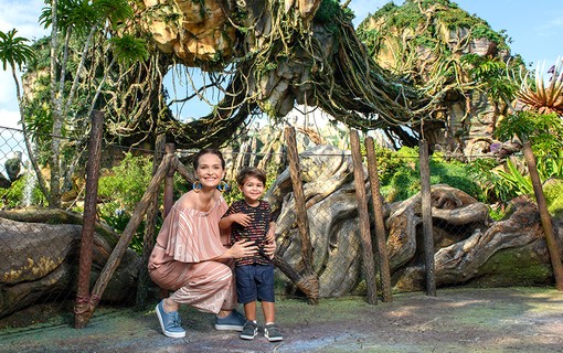 Fernanda Rodrigues com o filho, Bento Carneiro, nas Montanhas Flutuantes de Pandora - O Mundo de Avatar no Disney´s Animal Kingdom