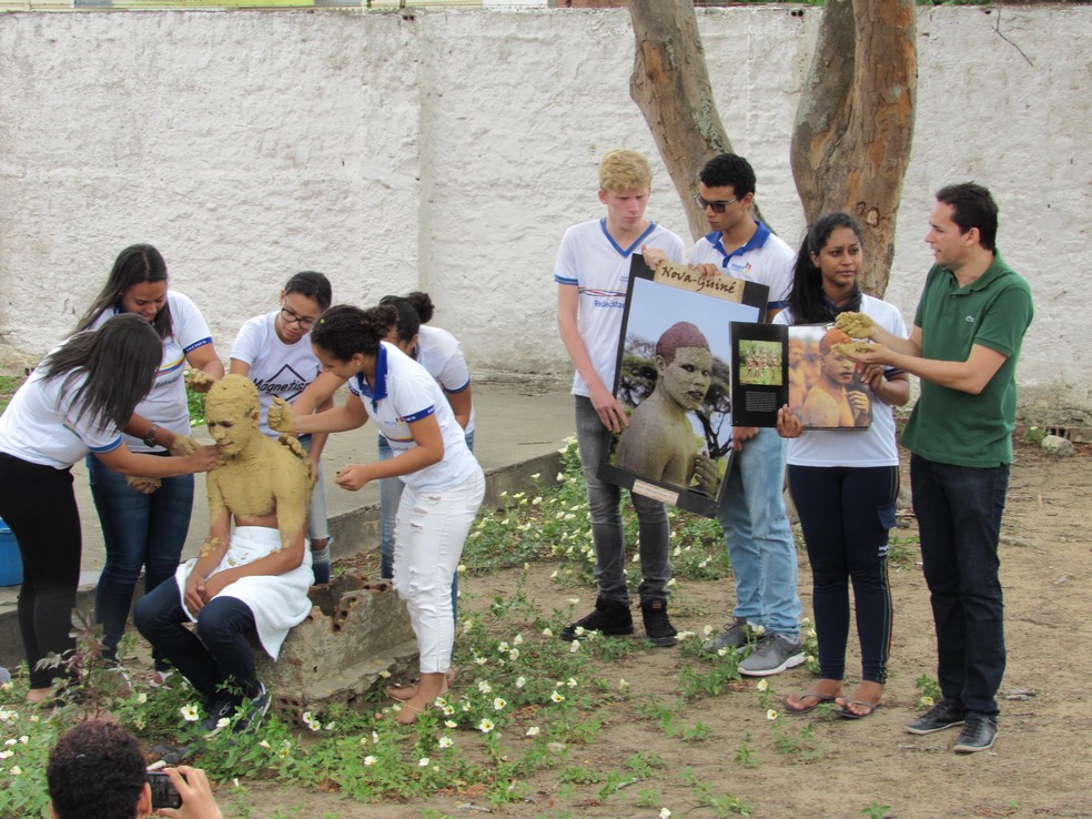 Jayse Ferreira e alunos durante aula — Foto: Arquivo Pessoal