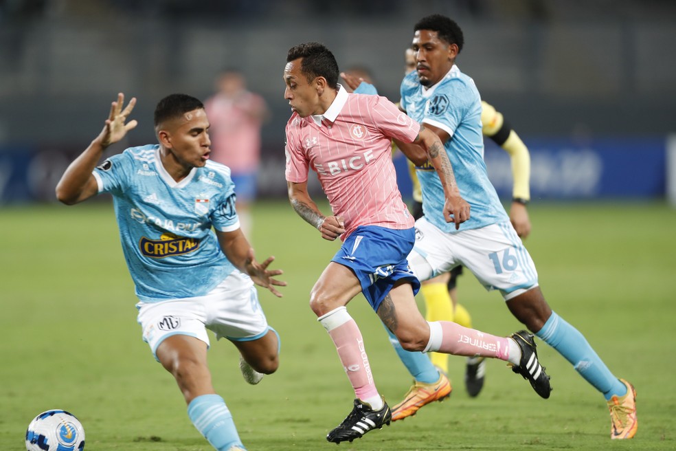 Chávez e Castillo, do Sporting Cristal, disputam bola com Orellana, do Universidad Católica — Foto: Luis Gonzales Taipe/EFE