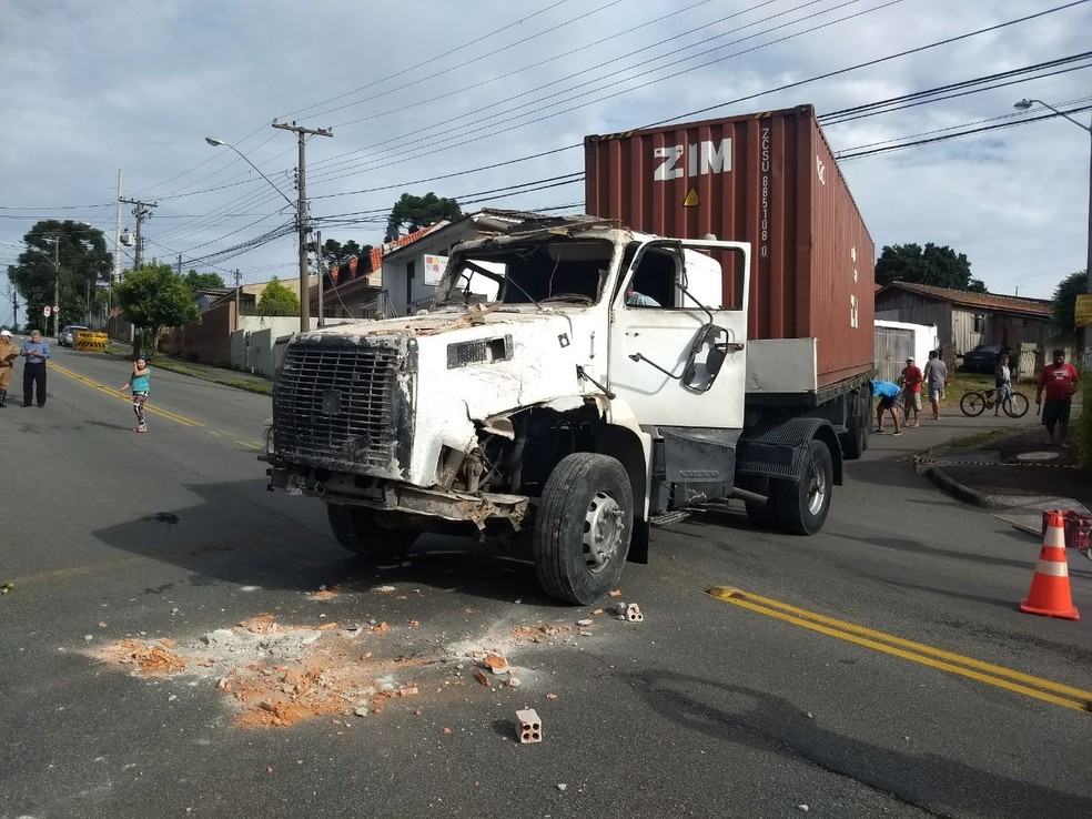 Caminhão foi retirado da casa (Foto: Amanda Menezes/RPC)
