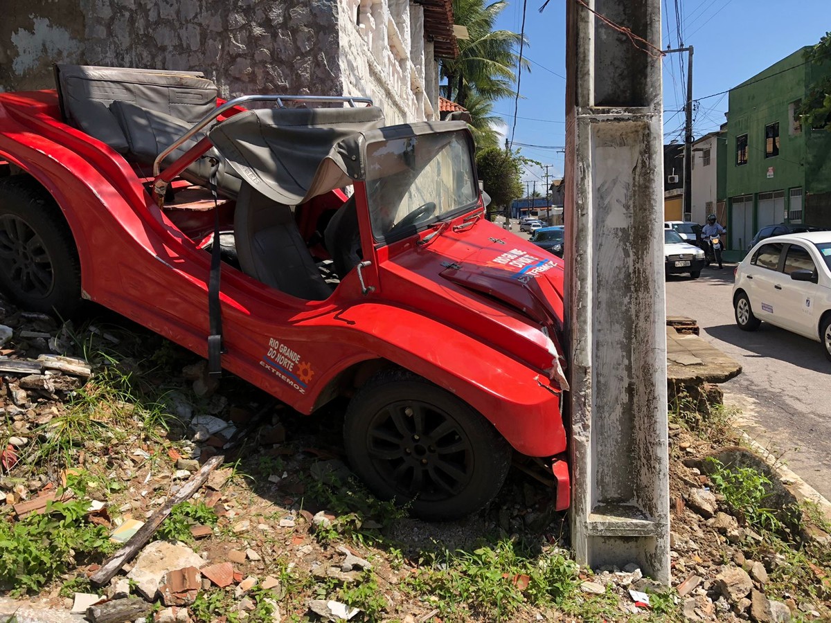 Turista é arremessado de buggy após veículo bater em poste em Natal | Rio  Grande do Norte | G1