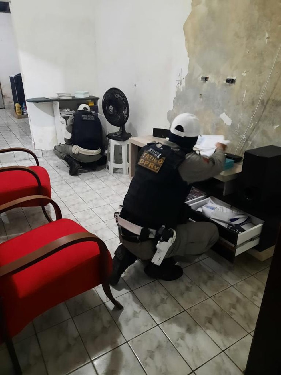 Polícia cumpre mandados em cidades do interior de Alagoas e em Pernambuco na Operação Pirâmide Feudal — Foto: SSP