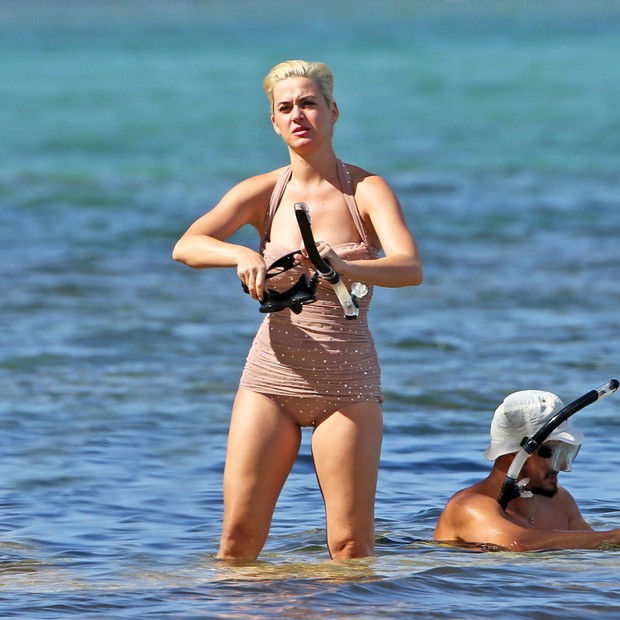 Photo © 2018 Splash News/The Grosby Group241218EXCLUSIVEKaty Perry and Orlando Bloom go snorkeling in Hawaii over the Christmas break. Katy looked great in a pale pink rhinestone one-piece swim suit while Orlando swam around her feet in the warm oce (Foto: Splash News/The Grosby Group)