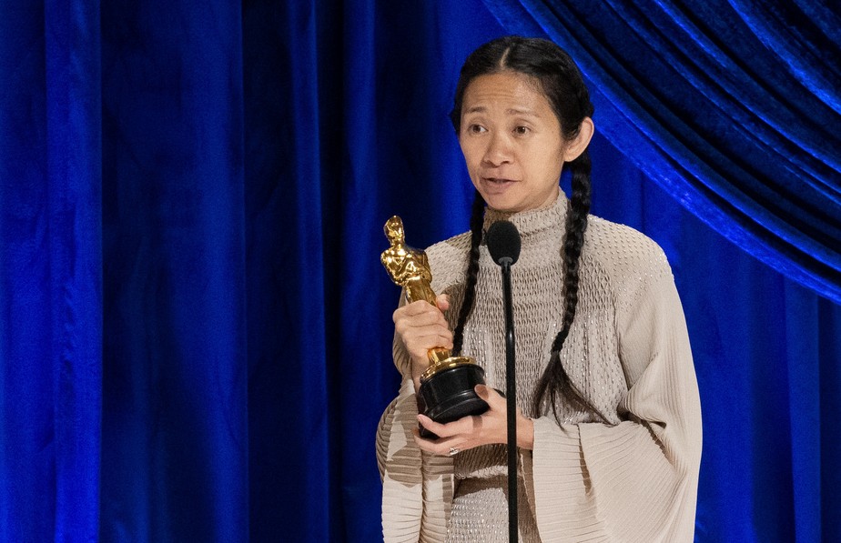 Chloé Zhao recebe o Oscar de melhor direção por 'Nomadland'