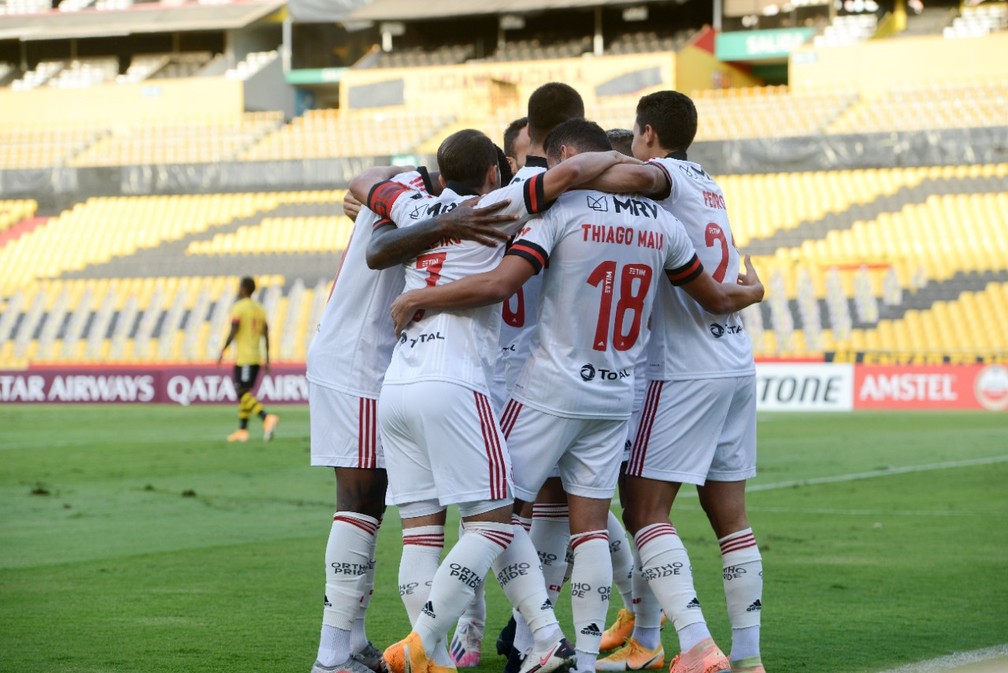 Jogadores do Flamengo se abraçam após gol sobre o Barcelona de Guayaquil — Foto: Staff Images / CONMEBOL