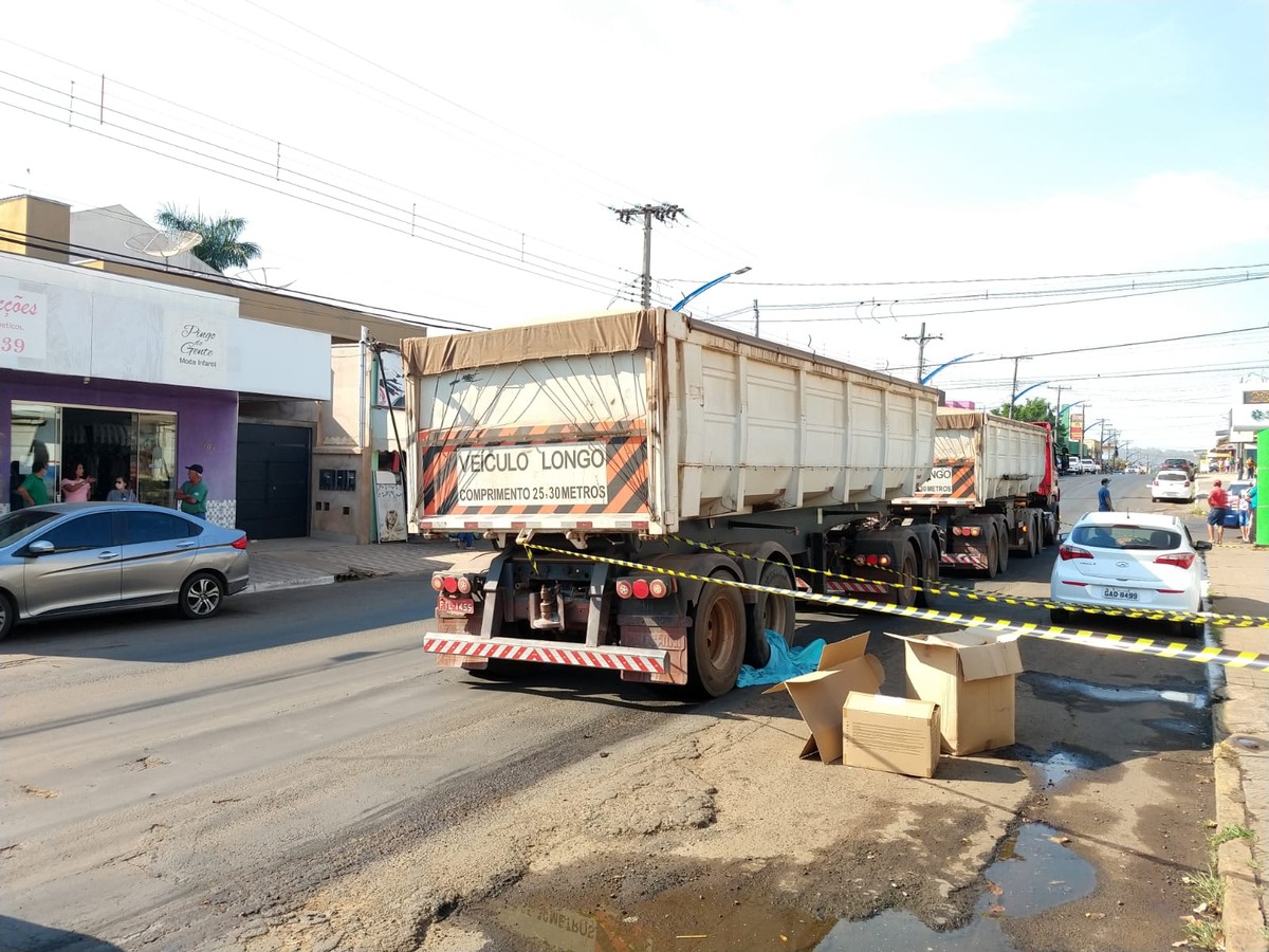 Ciclista Morre Após Ser Atropelado Por Carreta Bitrem E Arrastado Por 200 Metros No Centro De 0986