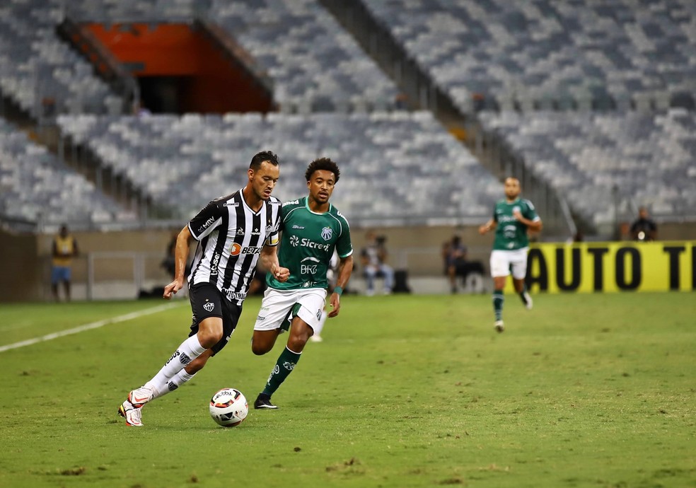 Yuri Ferraz disputa bola com Réver em Caldense x Atlético-MG pela semifinal do Mineiro — Foto: Renan Muniz/Caldense 