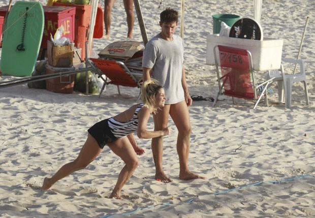 Danielle Winits se exercita na praia sob o olhar do namorado (Foto: Dilson Silva/ AgNews)