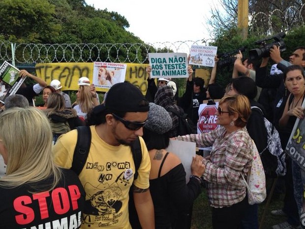 Manifestantes estão reunidos em frente ao laboratório (Foto: Jéssica Pereira/ Arquivo Pessoal)