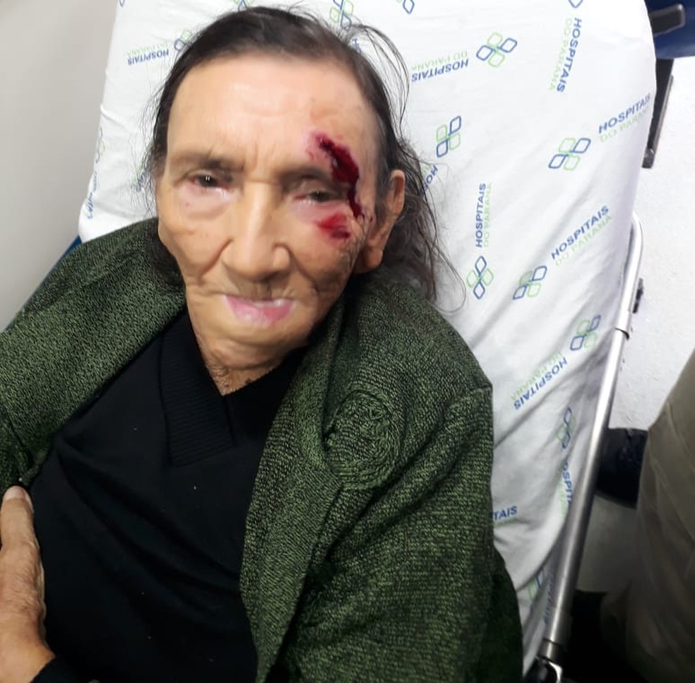 Idosa machucou o rosto e o ombro apÃ³s cair em frente a agÃªncia bancÃ¡ria de Londrina â Foto: ReproduÃ§Ã£o/RPC