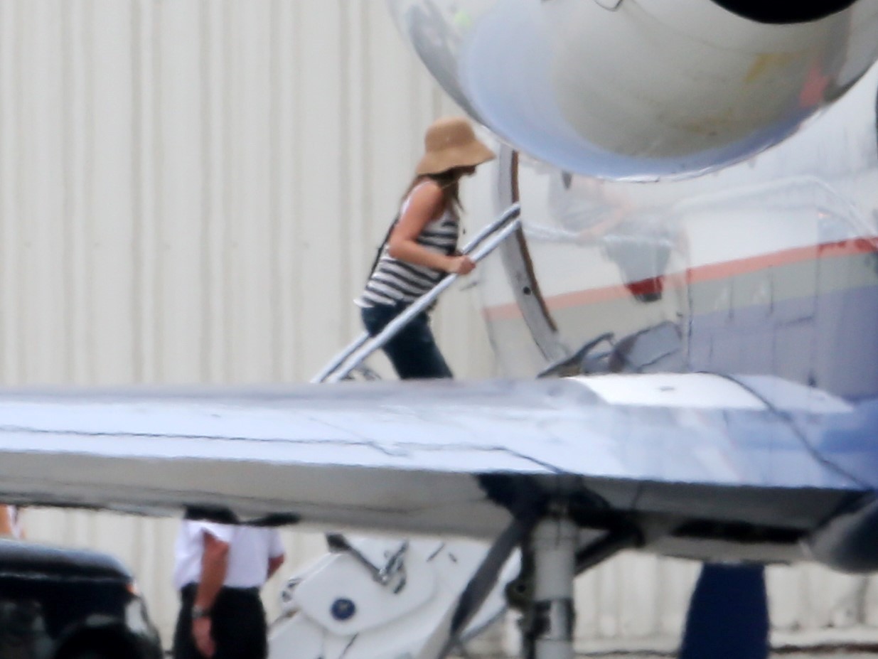 Jennifer Aniston embarca em jatinho particular para a lua-de-mel (Foto: AKM-GSI )