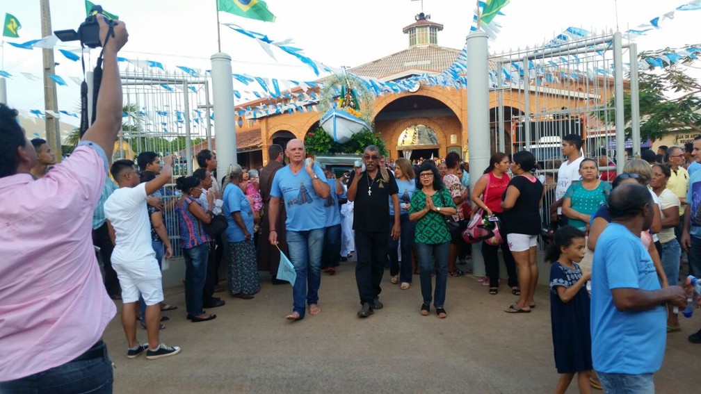 Devotos na saída de igreja em Porto Velho (Foto: Rose Lopes/G1)