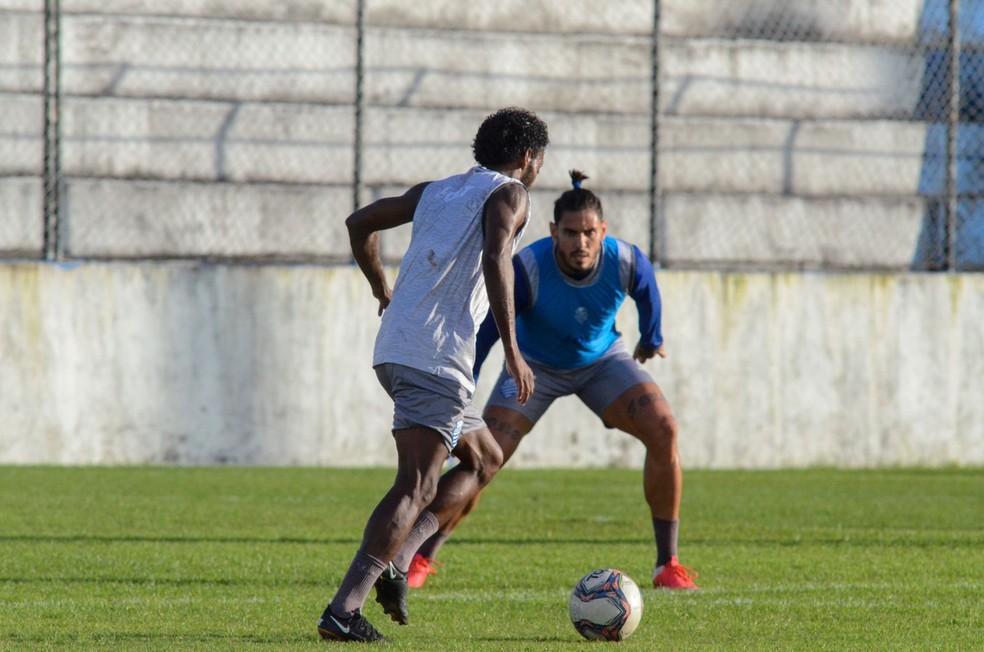 Marquinhos, com a bola, treina normalmente com o elenco azulino — Foto: Augusto Oliveira/CSA