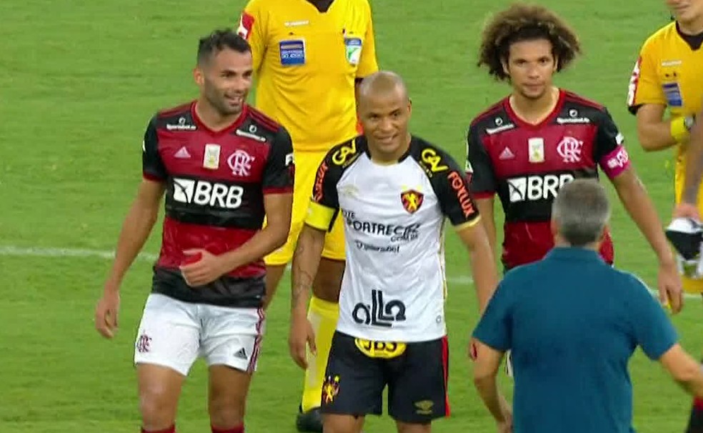 Thiago Maia levou cartão vermelho com ele após brincadeira com Patric — Foto: Reprodução