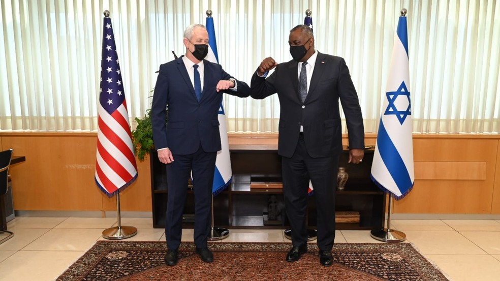 Americano Lloyd Austin (direita) se reúne com Benny Gantz, chefe da Defesa de Israel, em Tel Aviv — Foto: Reprodução/Twitter/Benny Gantz