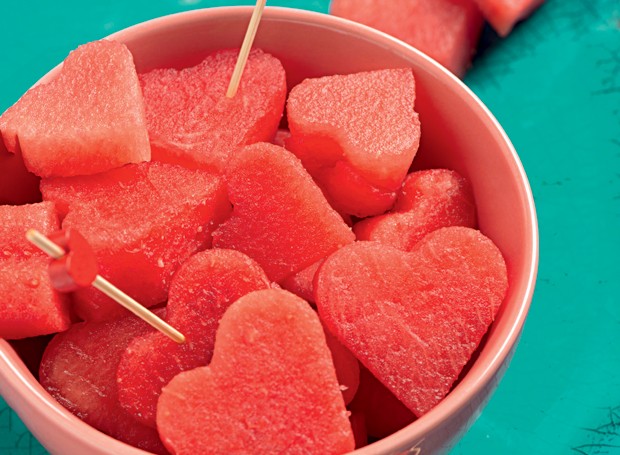 De sobremesa, que tal uma fruta? Dá um certo trabalho, mas cortar a melancia em formato de coração denuncia o seu amor. (Foto: Iara Venanzi/Casa e Comida)