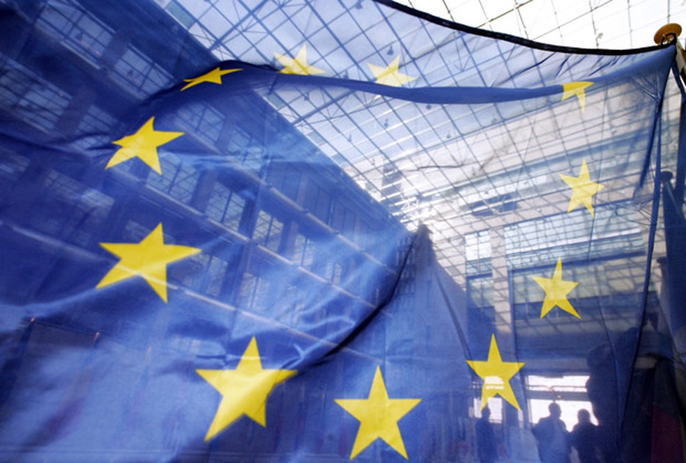 Bandeira da UniÃ£o Europeia no QG do bloco, em Bruxelas, na BÃ©lgica â€” Foto: AFP