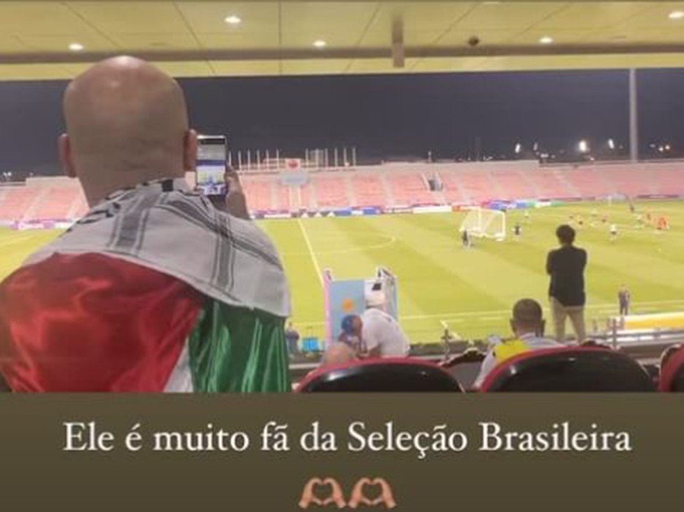Torcedor que ajudou netos de Tite em estádio acompanha treino do Brasil — Foto: Reprodução