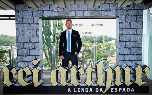 Charlie Hunnam lança 'Rei Arthur' em São Paulo