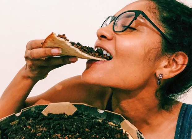 Bárbara Reis saboreia pizza doce (Foto: Reprodução/Instagram)