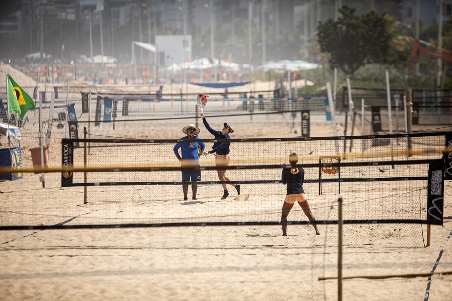Atrativo. Praticantes de beach tennis, em Ipanema: redes só com autorização
