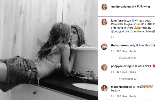 Em post de seu Instagram, Jennifer Aniston se equilibra diante de espelho e faz reflexão sobre ano que passou (Foto: Reprodução/Instagram)