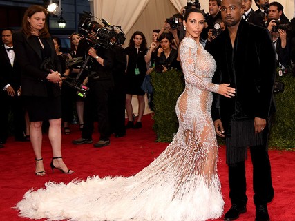 Kim Kardashian, uma das convidadas mais aguardadas da noite, vestiu um longo completamente transparente criado por Peter Dundas para a grife Roberto Cavalli