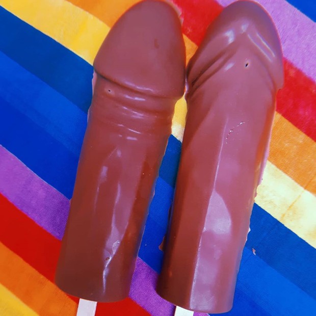 Jovem cria picolé com formato de pênis para faturar no Carnaval (Foto: Reprodução / Twitter)