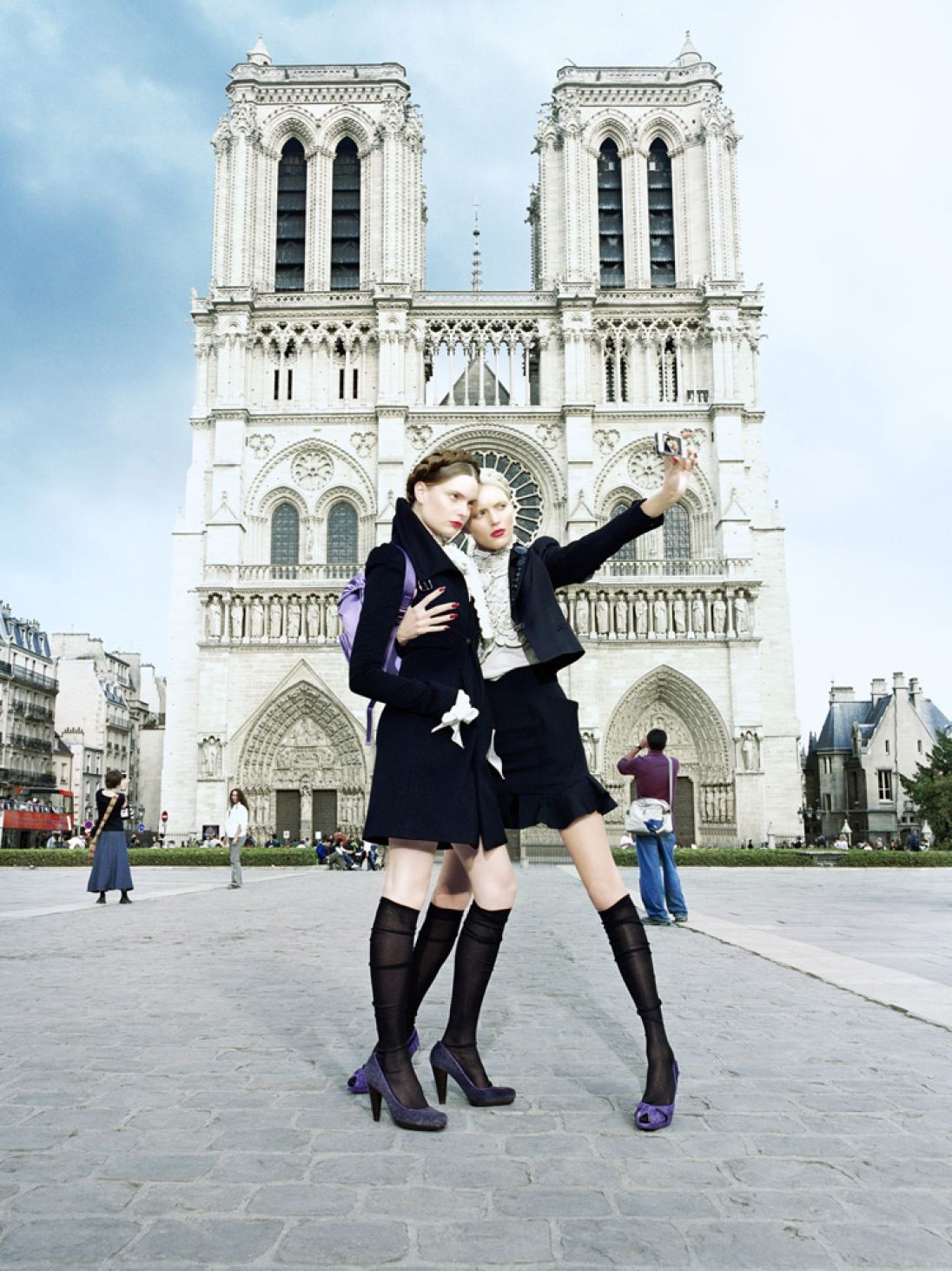 Anja Rubik e Agnete Hegelund na Catedral de Notre-Dames pelas lentes de Miles Aldridge para Vogue Itália, edição de setembro de 2008 (Foto: Miles Aldridge)