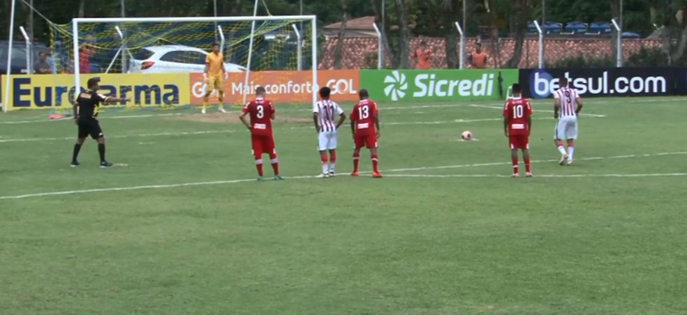 De pênalti, Wilson marcou na vitória do Taboão sobre o CRB — Foto: Reprodução FPFTV