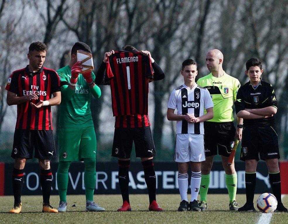 Milan presta homenagem para as vítimas da tragédia no CT do Flamengo — Foto: Reprodução