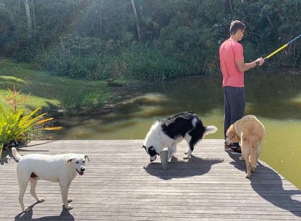 Clebson Teixeira pesca na companhia dos cachorros (Foto: Instagram/@lulusantosoficial/Reprodução)