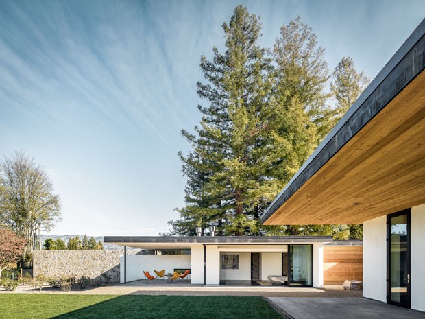 Casa modernista se abre para as montanhas na Califórnia (Foto: Joe Fletcher/ Divulgação)