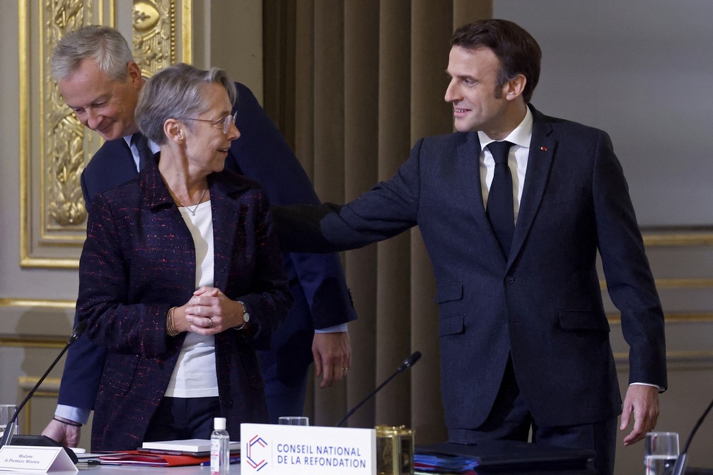 Presidente francês, Emmanuel Macron, ao lado da premiê Elisabeth Borne — Foto: Gonzalo Fuentes/Pool via AP