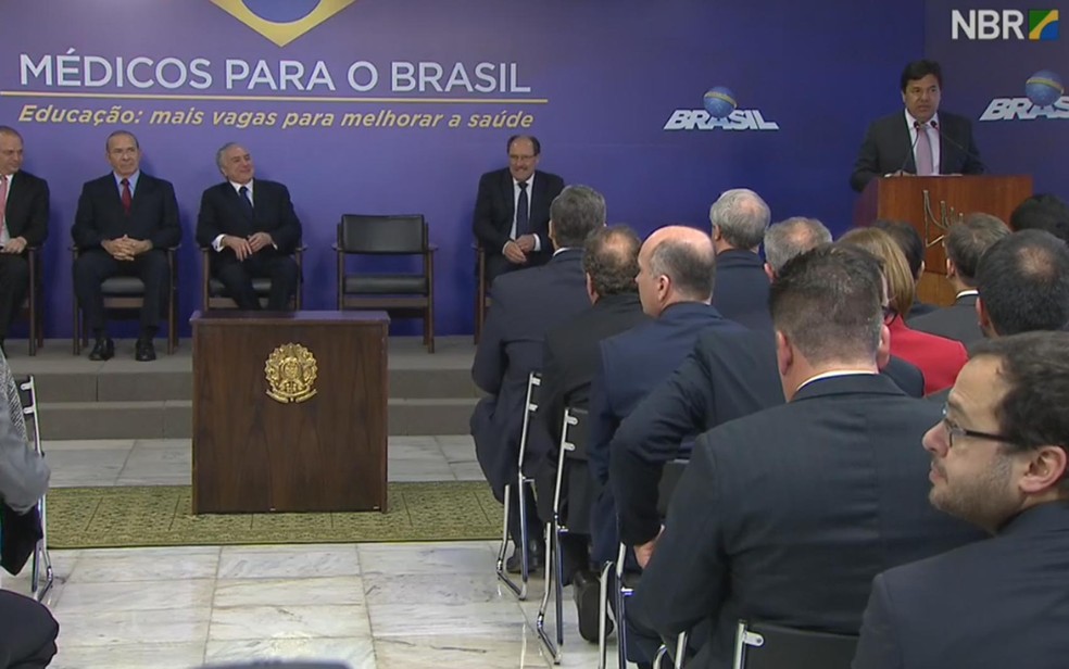 Cerimônia no Palácio do Planalto de assinatura de autorização para novos cursos de medicina (Foto: Reprodução/NBR)