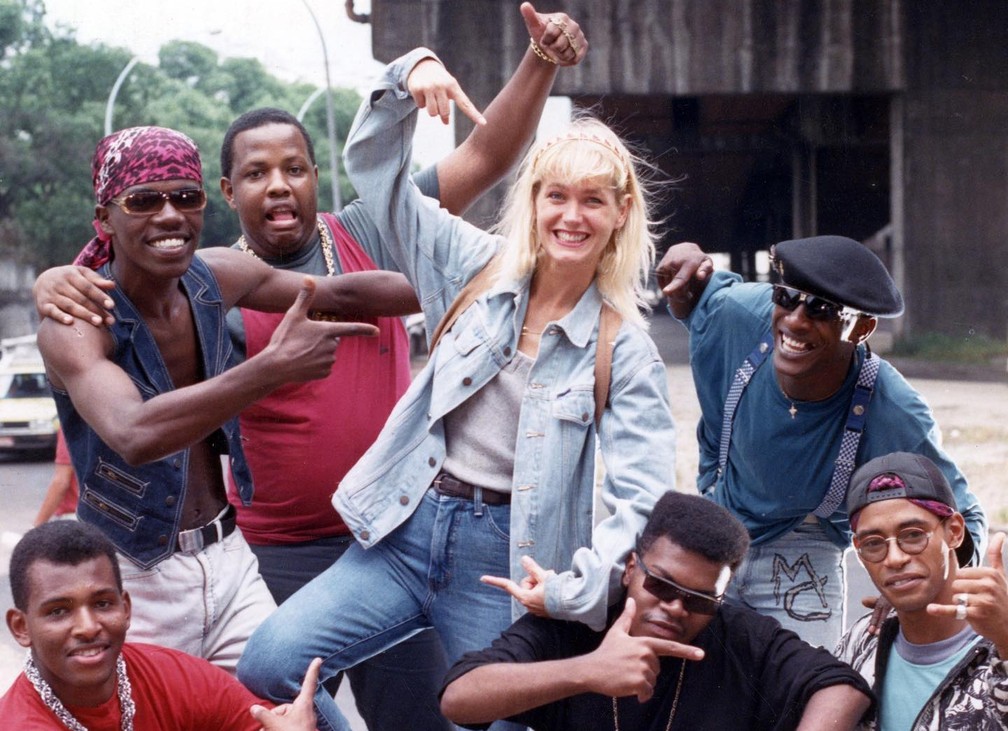 Xuxa posa durante filmagem de cena em que dança funk no filme 'Lua de Cristal' (1990) com o grupo Movimento Funk Clube — Foto: Divulgação/Facebook da Xuxa