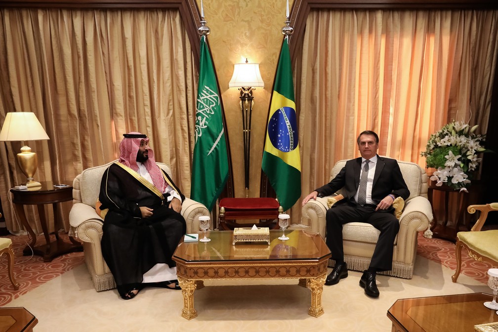 O príncipe herdeiro da Arábia Saudita, Mohammed bin Salman, e o presidente Jair Bolsonaro durante encontro em Riad — Foto: José Dias/Presidência da República