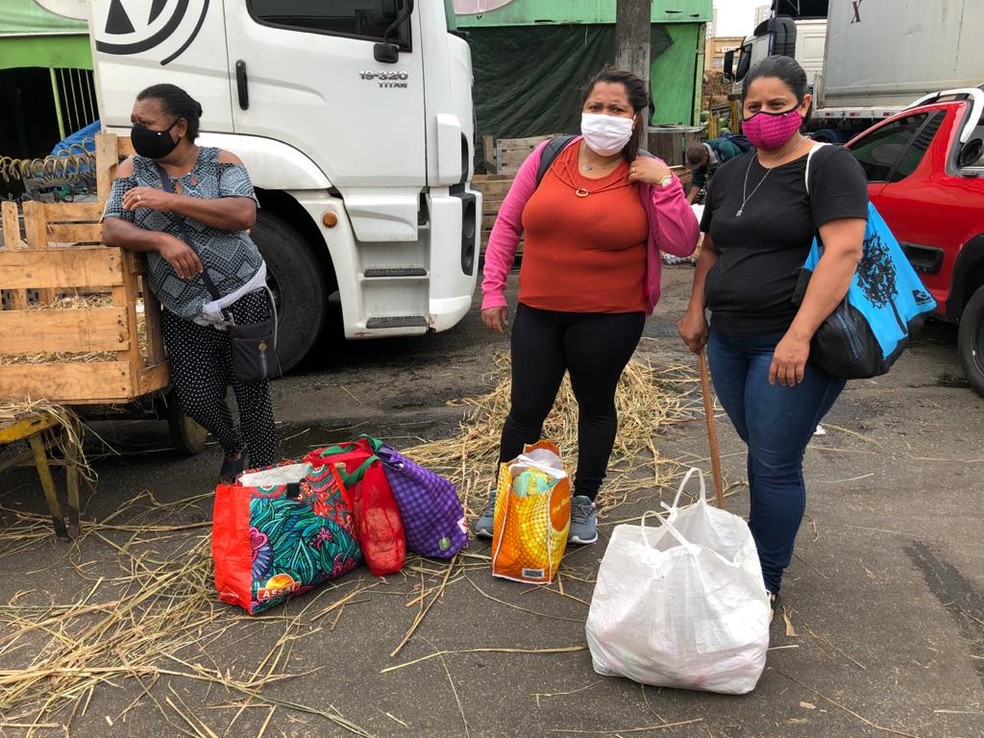 Antônia da Silva, Nete Souza e Edilene de Jesus foram ao Ceagesp para tentar conseguir frutas e legumes que seriam descartados — Foto: Paula Paiva Paulo/G1