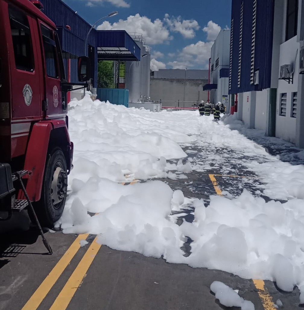 Espuma formada durante trabalho do Corpo de Bombeiros em Vinhedo — Foto: Defesa Civil Vinhedo