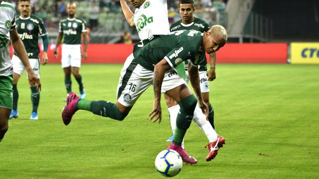 Deyverson teve atuação ruim e saiu vaiado pela torcida do Palmeiras