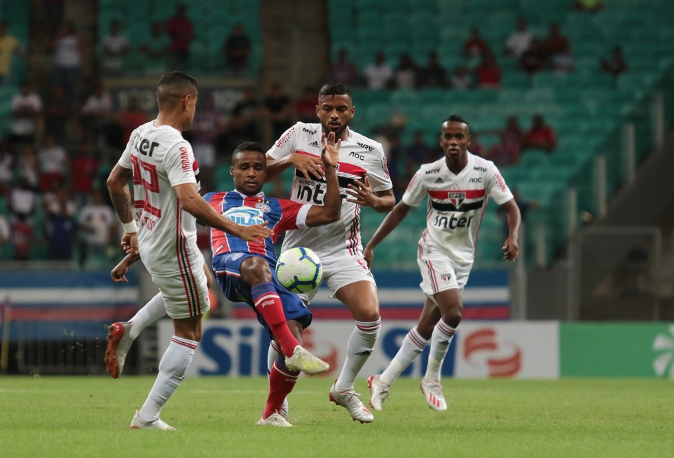 Everton, Reinaldo e Helinho em ação na derrota do São Paulo para o Bahia — Foto: TIAGO CALDAS/FOTOARENA/FOTOARENA/ESTADÃO CONTEÚDO