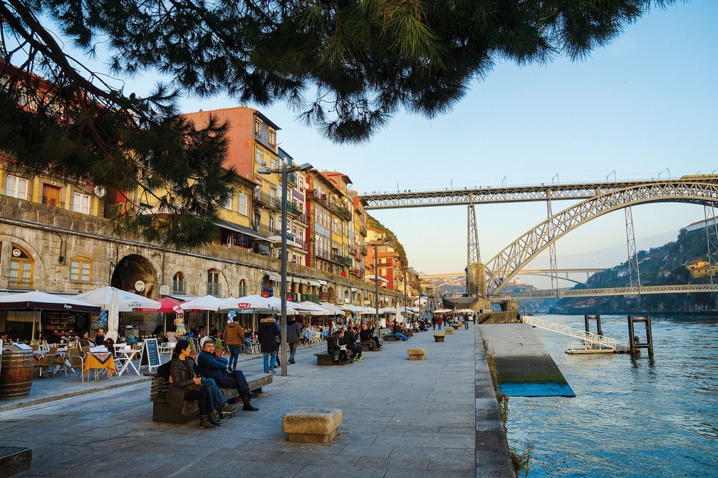 Ribeira tem ruas de pedra, opções de bares, restaurantes e fica ao lado do Rio Douro — Foto: Pixabay