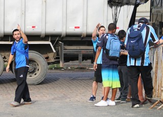 Torcida do Grêmio protesta em treino com proteção policial: Sem vergonha