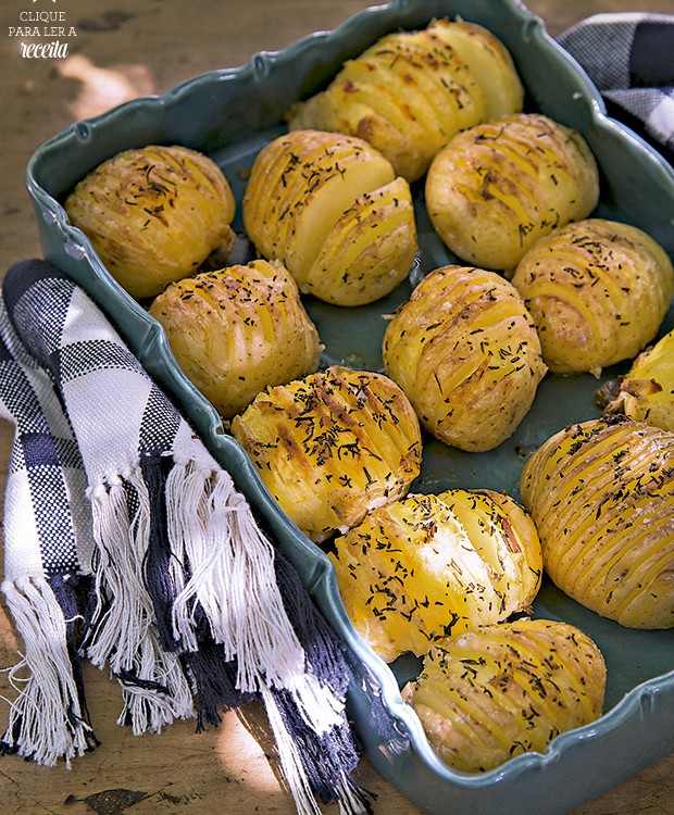 Cortadas em lâminas unidas pela base, as batatas pegam mais os temperos. Travessa Rosa dos Ventos Porcelanas (Foto: Cacá Bratke/Editora Globo)