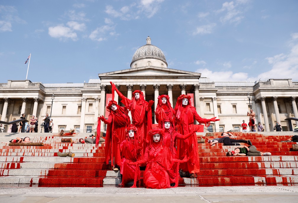 9 de agosto - Ativistas protestam em frente à National Gallery de Londres, na Inglaterra, contra o impacto do coronavírus nas comunidades indígenas do Brasil. Manifestantes derramaram sangue falso nas escadarias durante o ato — Foto: John Sibley/Reuters