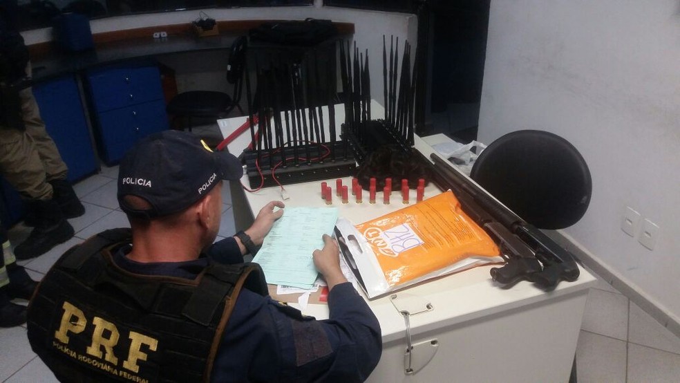 Armas de grosso calibre também foram encontrados com os suspeitos (Foto: Polícia Rodoviária Federal)