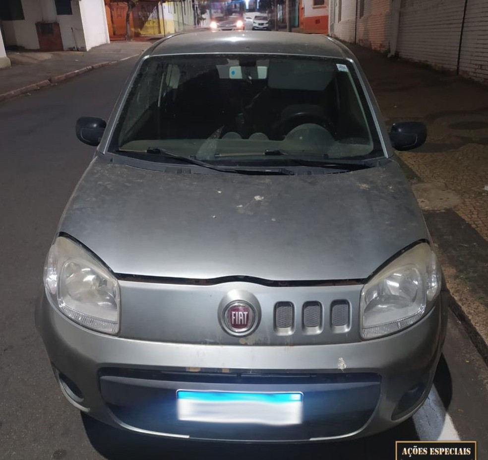 Fiat Uno dava apoio ao transporte das peças de caminhonete sem documentação em Campinas — Foto: Polícia Militar