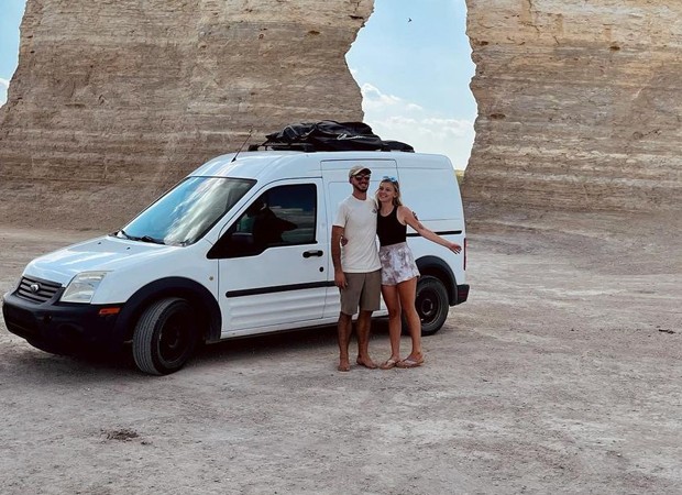Gabby Petito e Brian Laundrie com a van do casal (Foto: Reprodução Instagram)