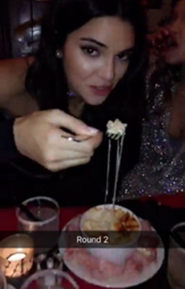 Kendall Jenner foi pega no flagra enquanto degustava seu segundo prato de comida (Foto: Reprodução / Instagram)