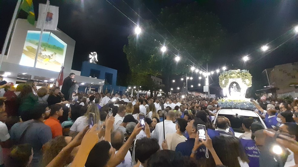 Fi&eacute;is celebram Nossa Senhora Aparecida com prociss&atilde;o em Natal &mdash; Foto: S&eacute;rgio Henrique Santos/Inter TV Cabugi